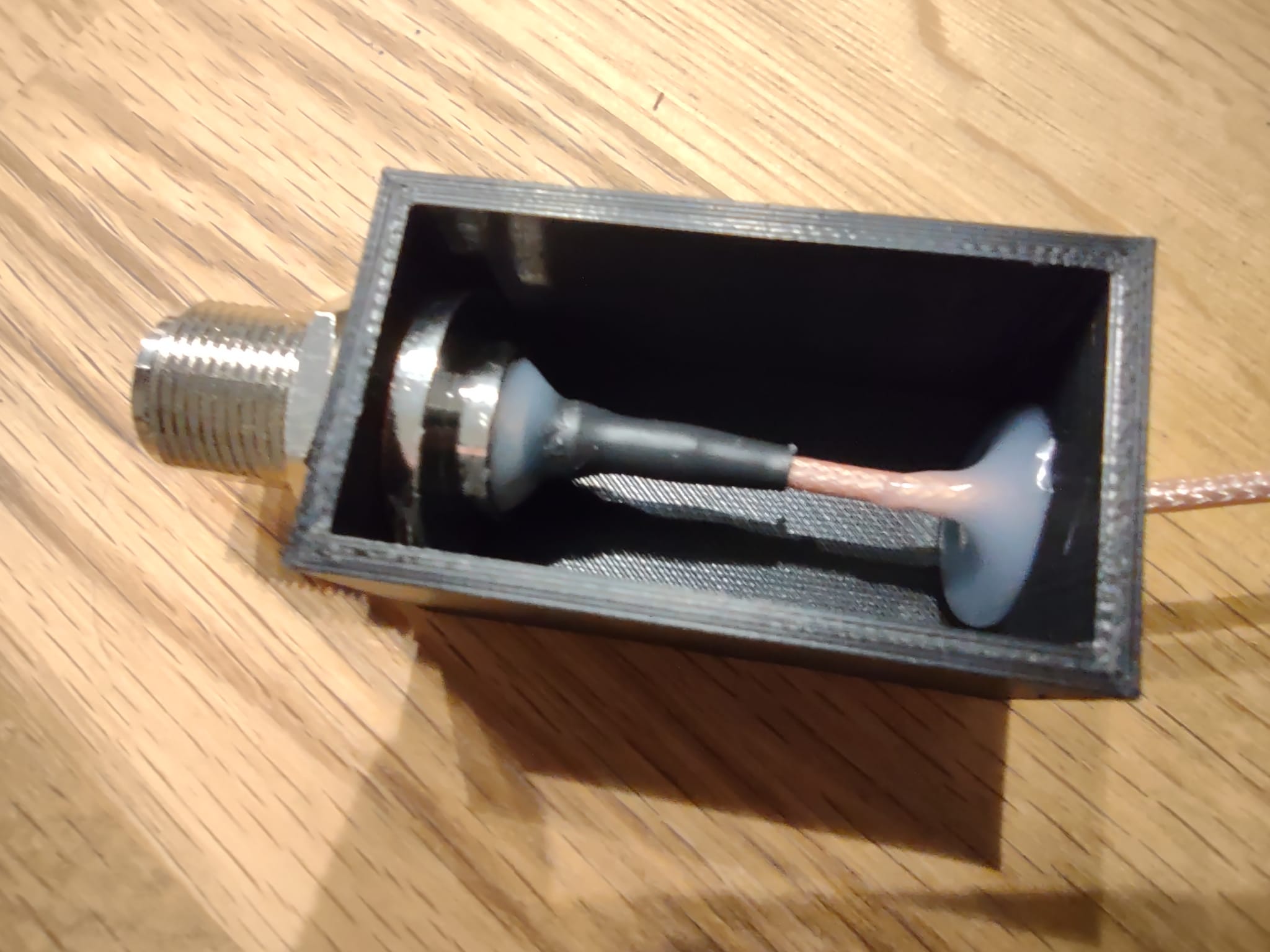 Buchse und Kabel montiert